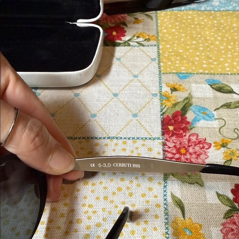 Chic Black Oval Sunglasses